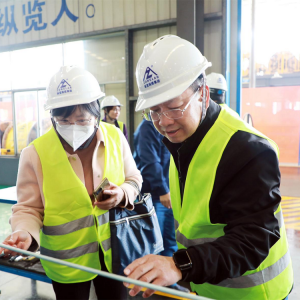 南寧市市場(chǎng)監(jiān)管局黨組書記、局長(zhǎng) 李善欽率隊(duì)到縱覽集團(tuán)調(diào)研指導(dǎo) ...